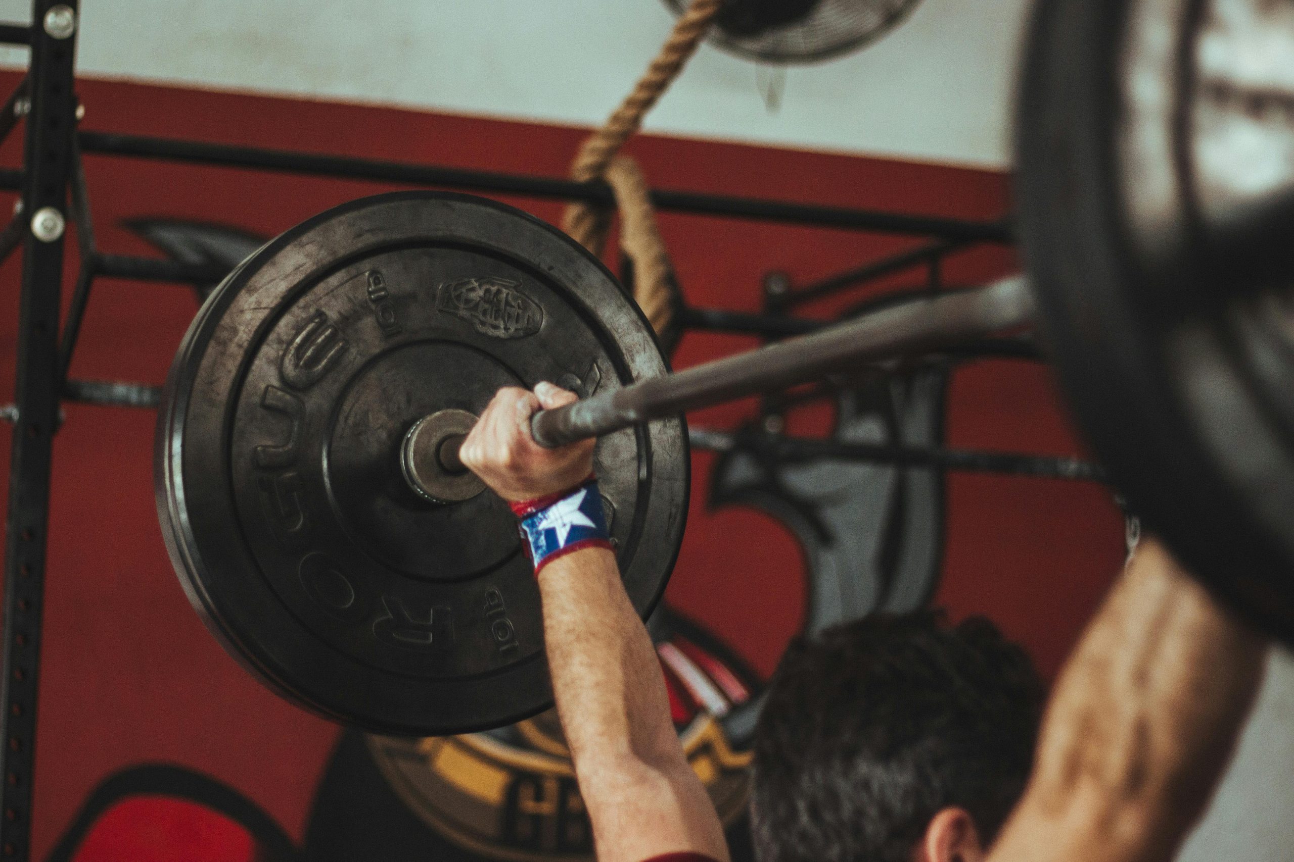 Clean and jerk en CrossFit: técnica y progresiones