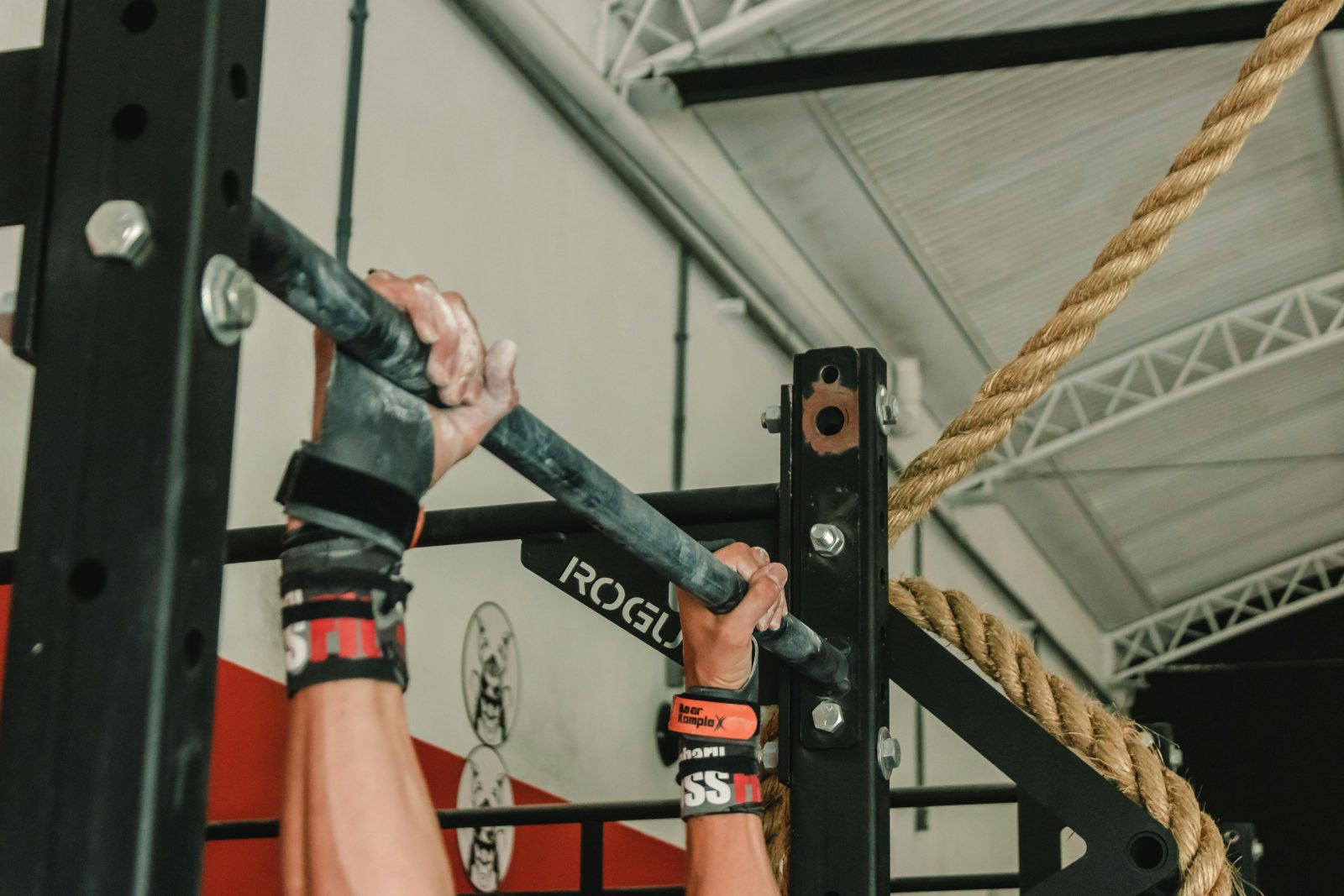 Dominadas en CrossFit: cómo aprenderlas desde cero y progresar como un pro 🧗‍♂️💥
