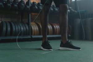 Double Unders en CrossFit: Técnica, Trucos y Cómo Dejar de Darte Latigazos en las Pantorrillas 🔥🤦‍♂️