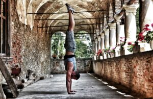 Handstand Push-Up en CrossFit: Cómo Dominar el Pino sin Romperte el Cuello 🤸‍♂️🔥